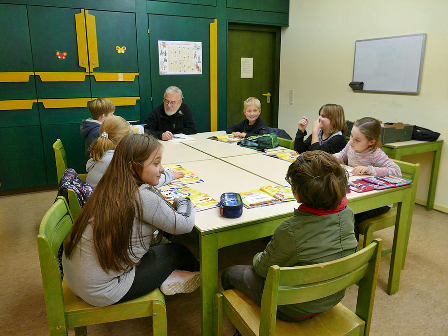 Symbolische Mantelteilung mit den Kommunionkindern (Foto: Karl-Franz Thiede)